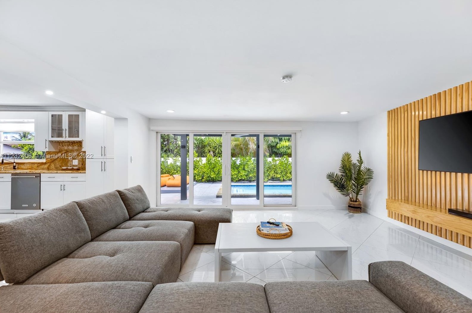 16520 35th Ave, Miami FL  33160-3817 exterior