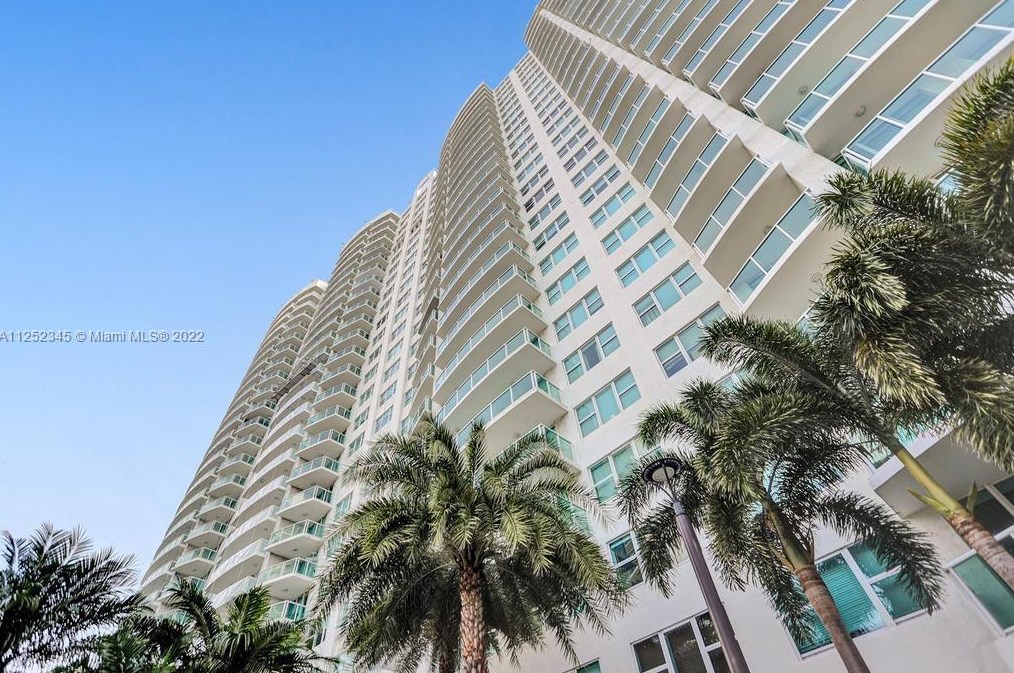 20201 Country Club Dr, Miami FL 33180-3001 exterior