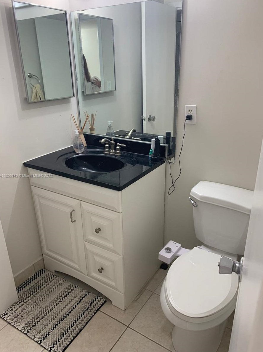 20100 Country Club Dr, Miami FL 33180-1672 exterior