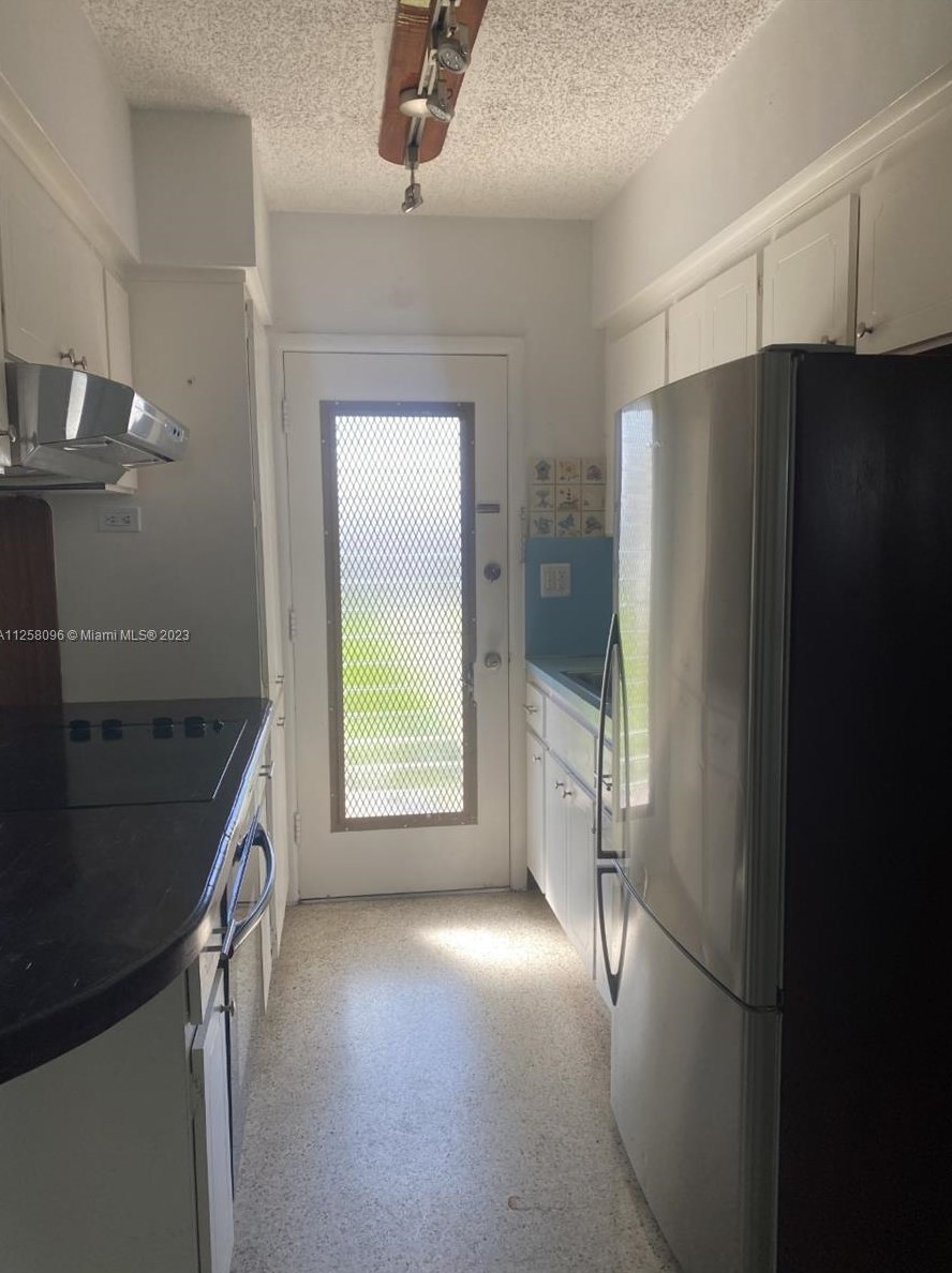 1810 Venice Park Dr, Miami FL 33181-1910 exterior