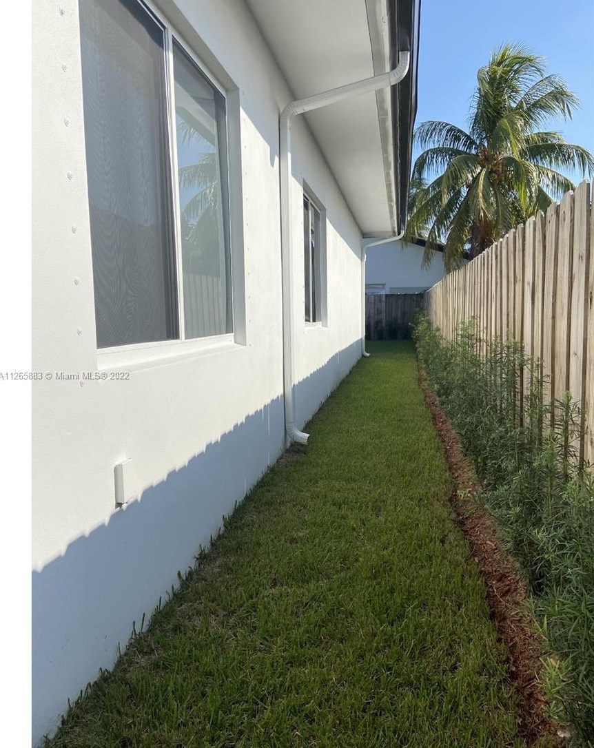 15012 177th Ter, Miami FL  33187-7704 exterior