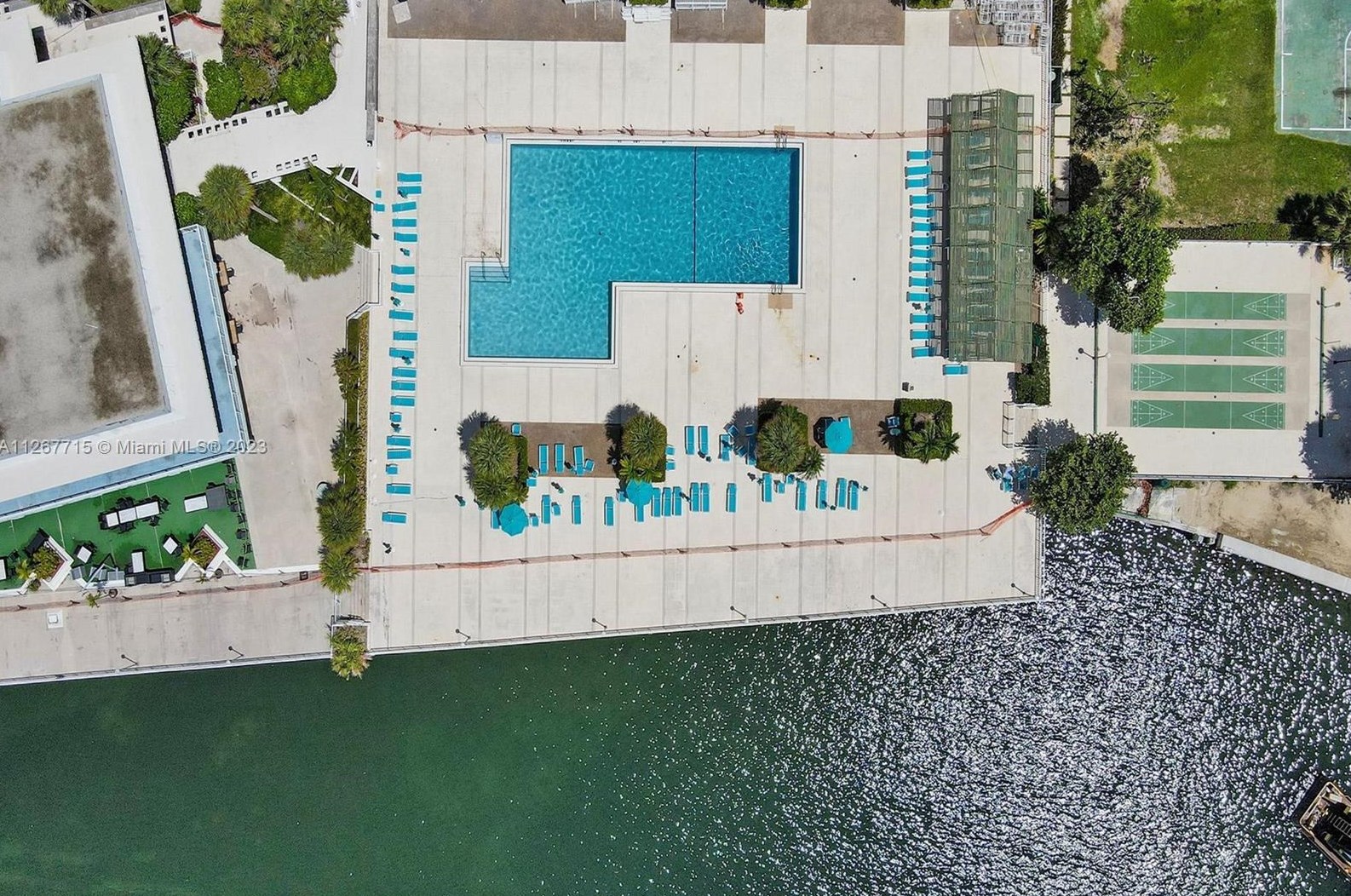 500 Bayview Dr, Miami FL 33160-4710 exterior