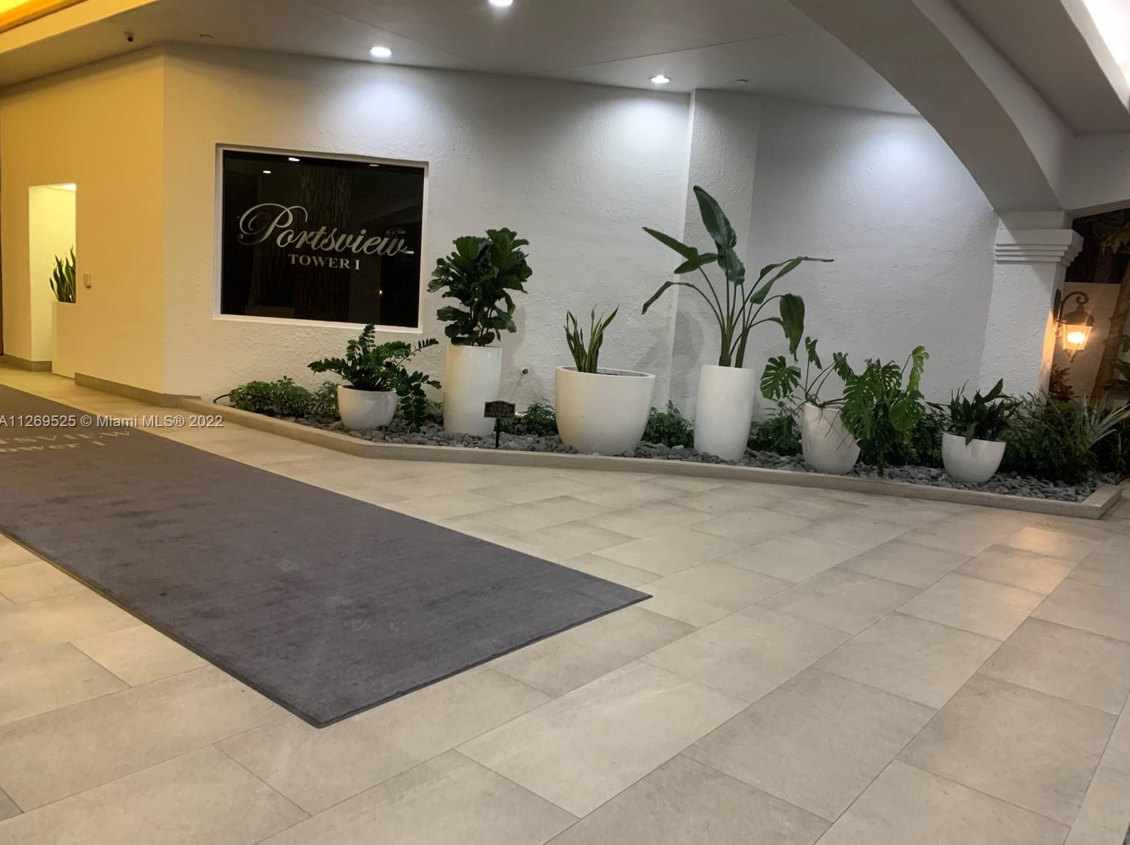 3610 Yacht Club Dr, Miami FL  33180-3500 exterior