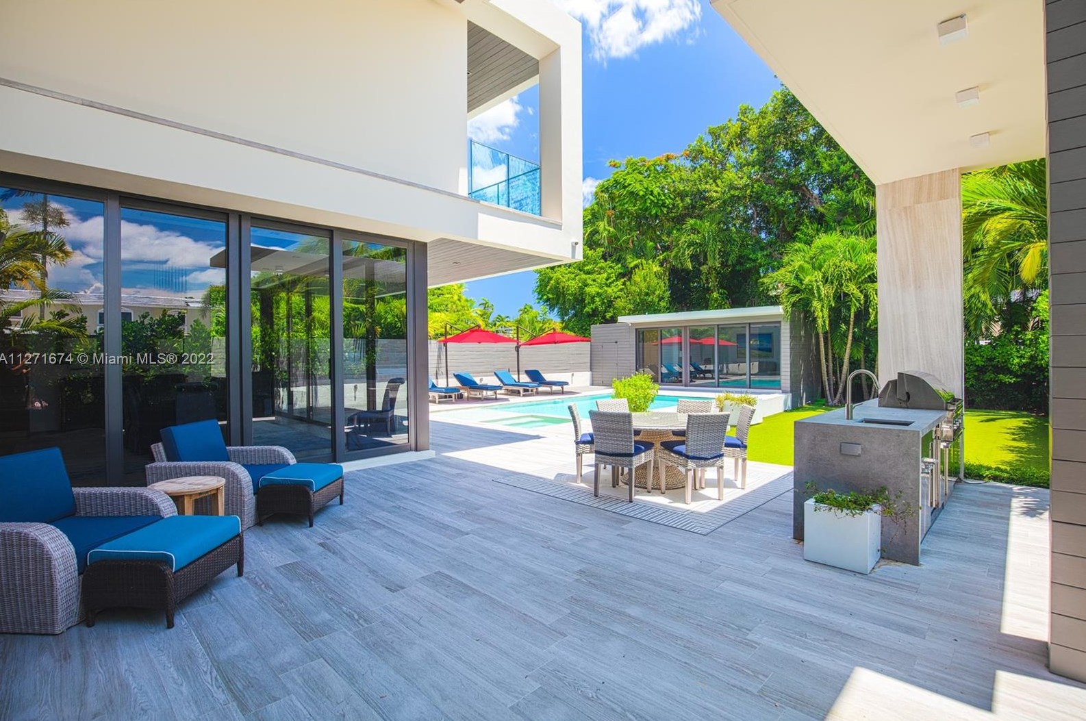 5061 Bay Rd, Miami FL  33140-2006 exterior