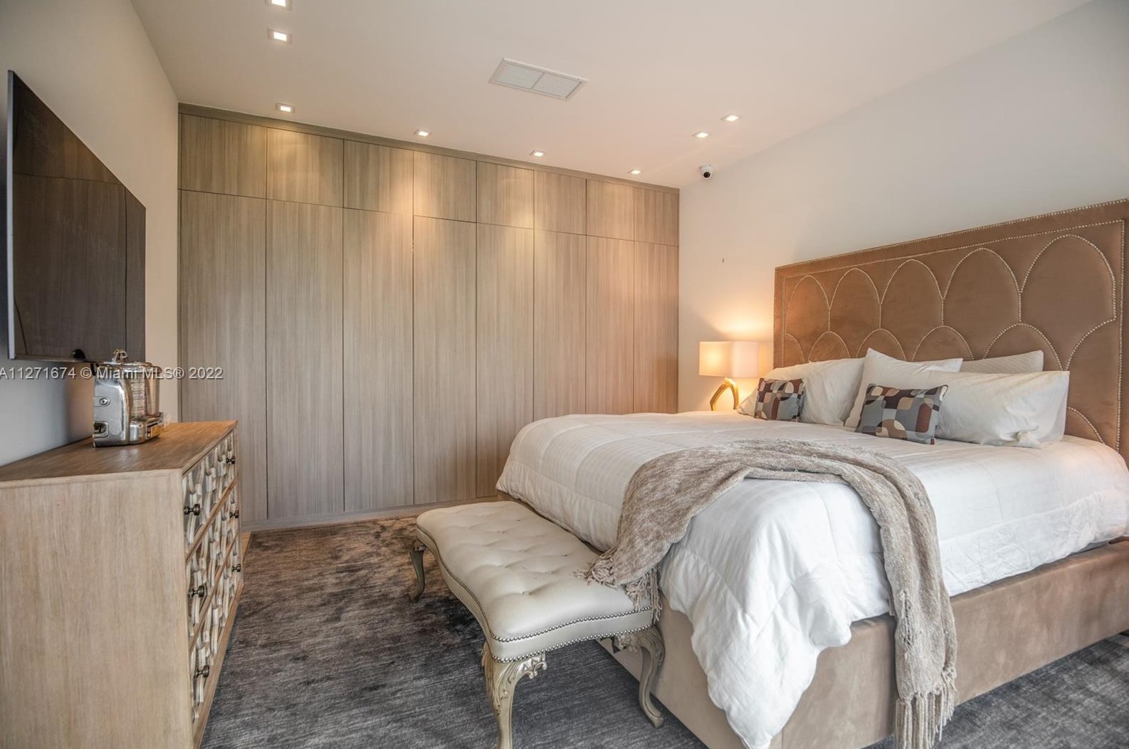 5061 Bay Rd, Miami FL  33140-2006 exterior