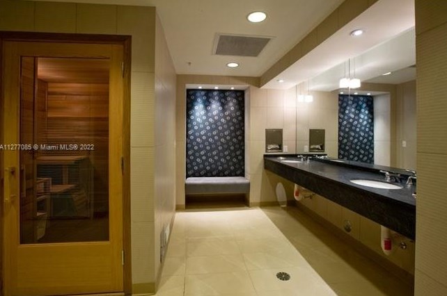 300 Biscayne Blvd, Miami FL  33131-5308 exterior