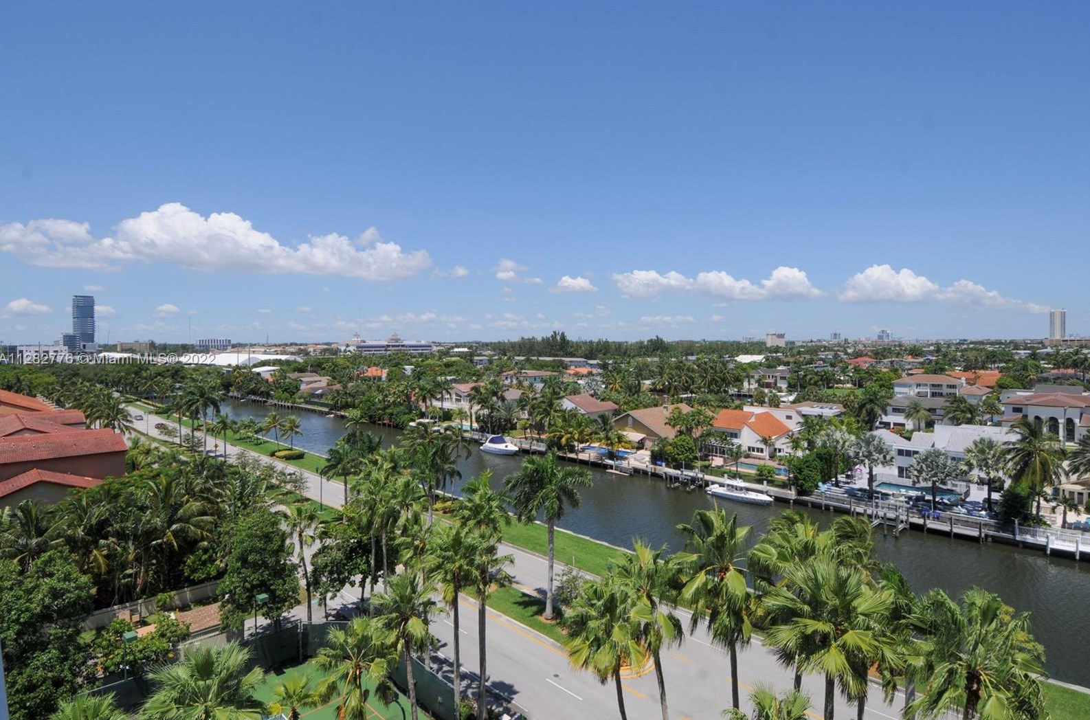 3600 Yacht Club Dr, Miami FL 33180-4115 exterior