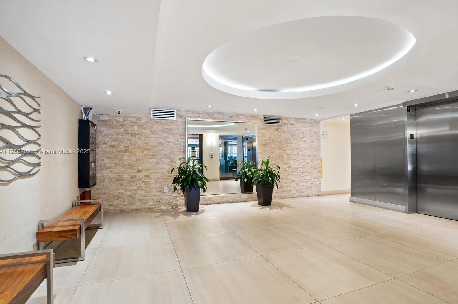 465 Ocean Dr, Miami FL 33139-6613 exterior