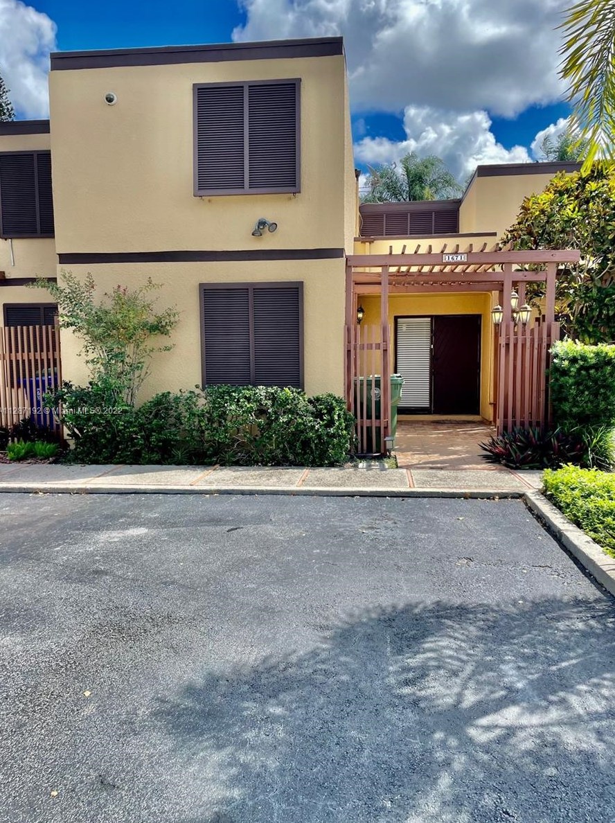 1671 Golfview Dr, Hollywood FL  33026-3105 exterior