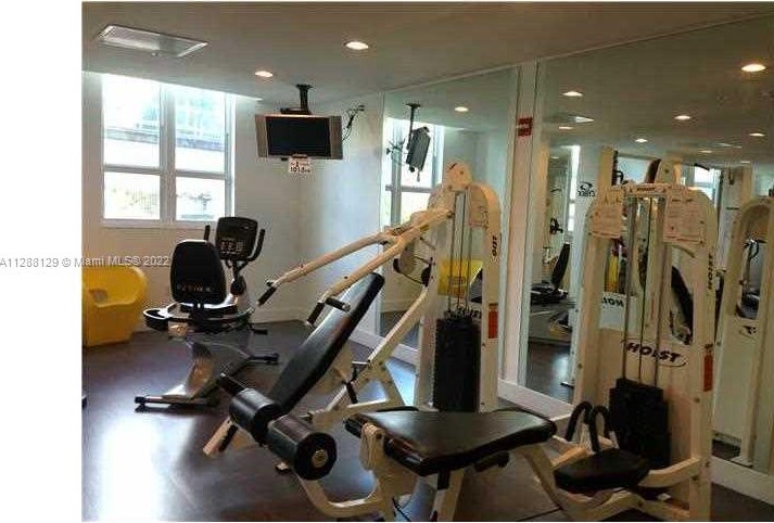 234 3rd St, Miami FL 33132-2215 exterior