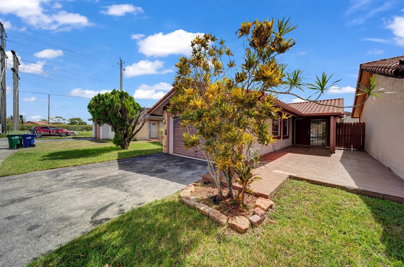 1647 136th Pl, Miami FL  33175-1052 exterior