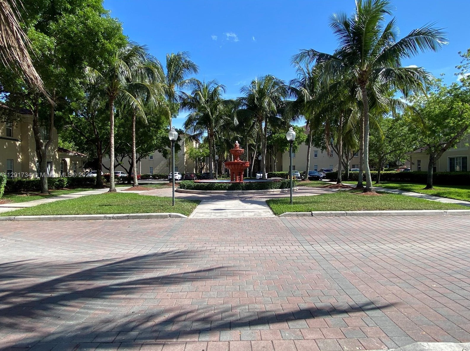 2582 Centergate Dr, Hollywood FL 33025-7259 exterior