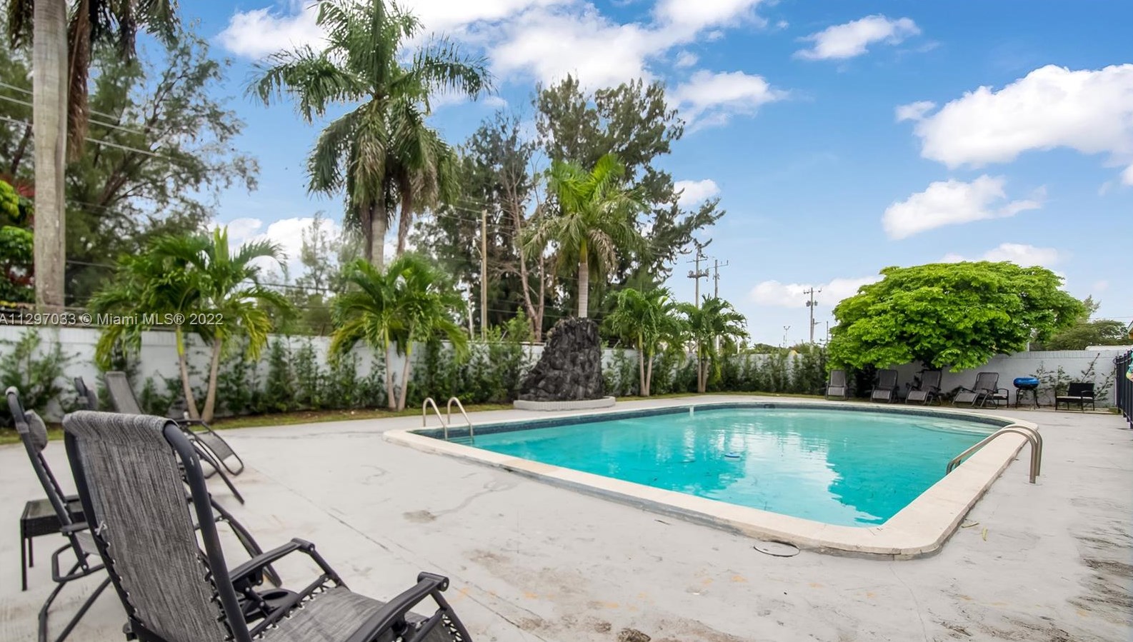 2530 175 Ter, Miami FL 33055-3632 exterior