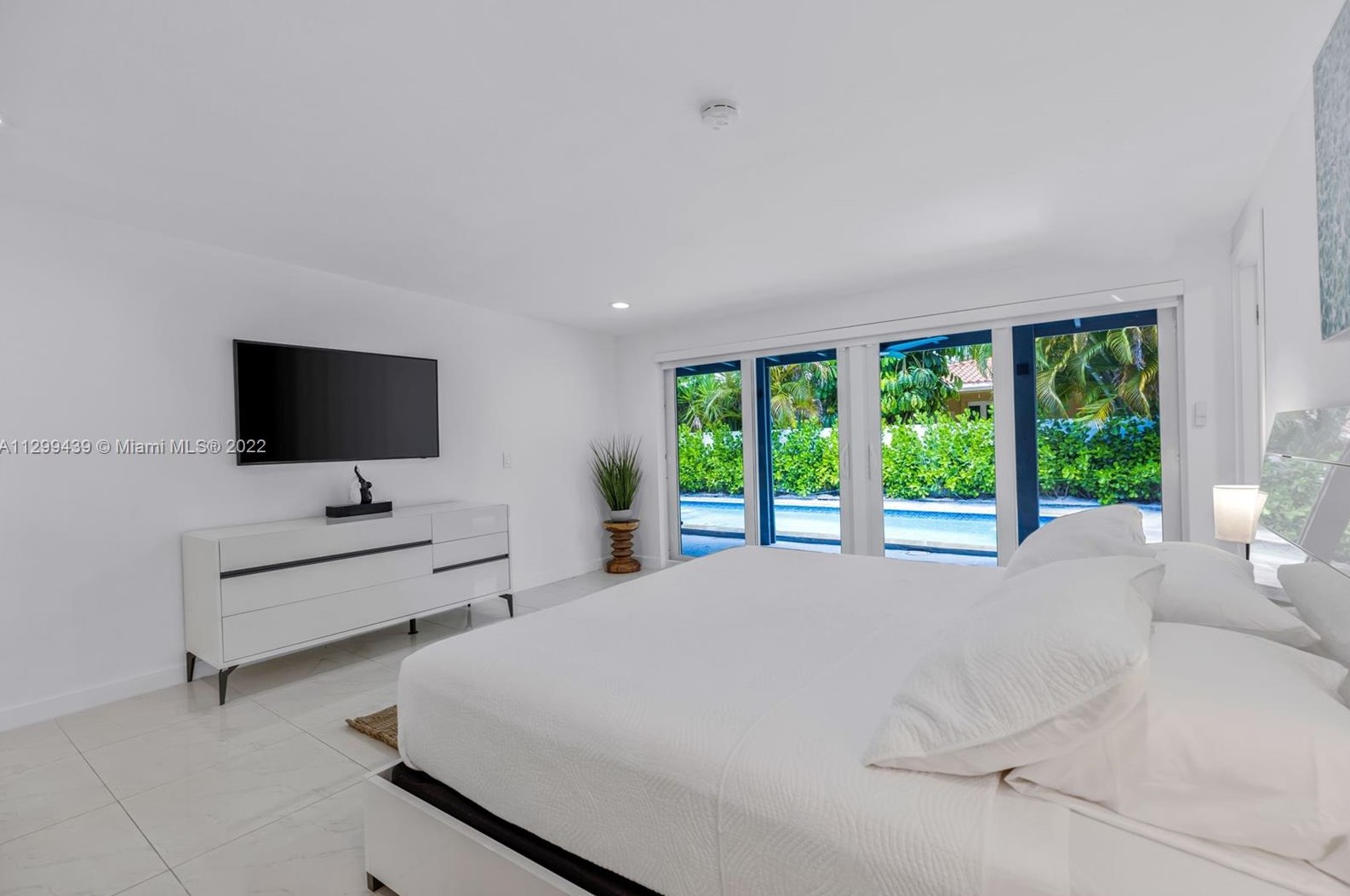 16520 35th Ave, Miami FL  33160-3817 exterior