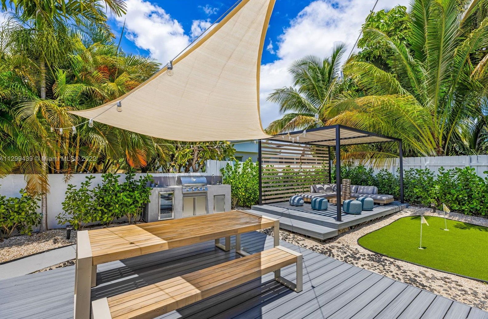 16520 35th Ave, Miami FL  33160-3817 exterior