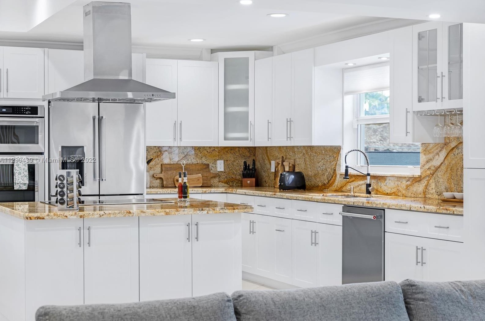 16520 35th Ave, Miami FL  33160-3817 exterior