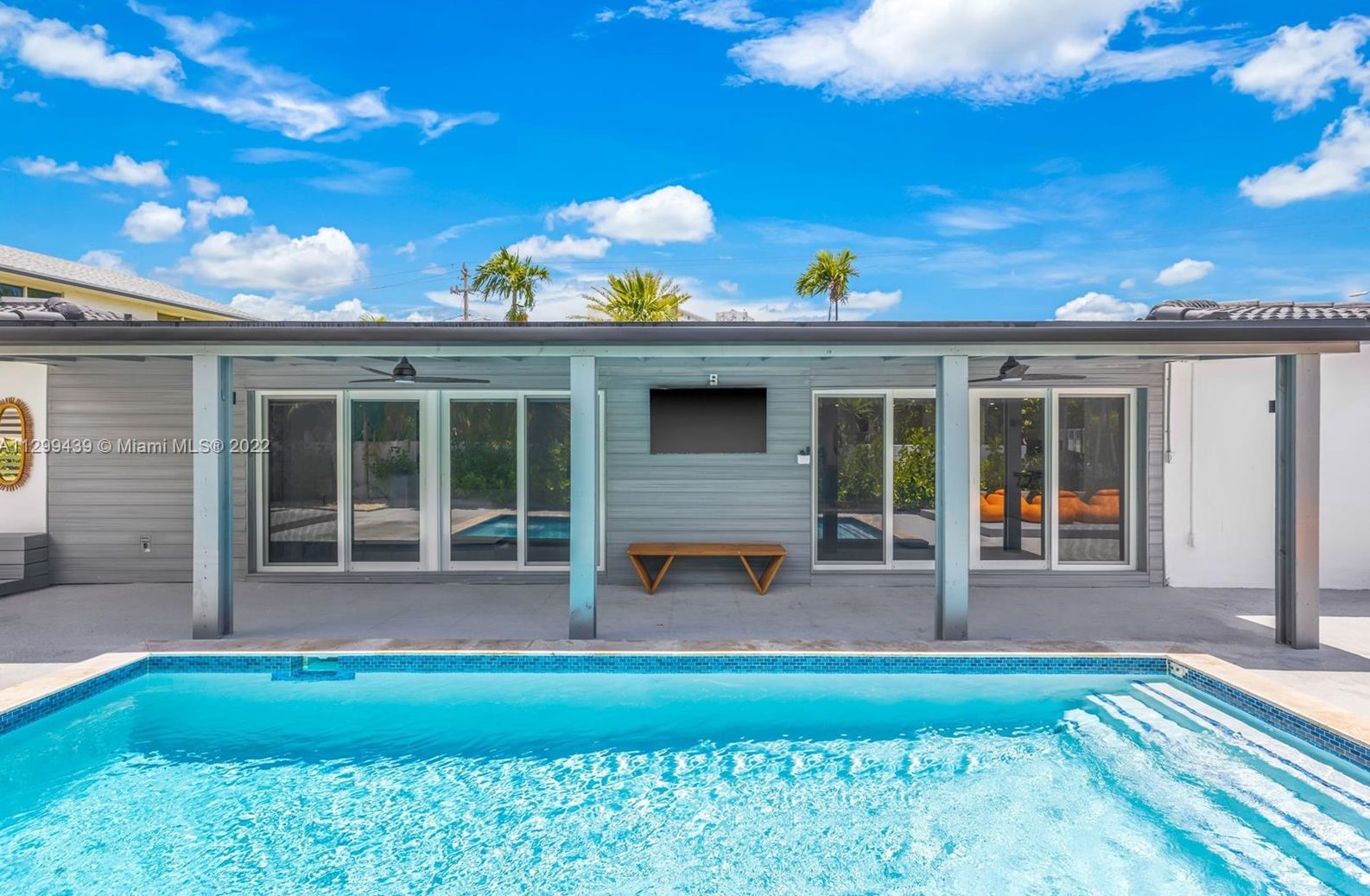 16520 35th Ave, Miami FL  33160-3817 exterior