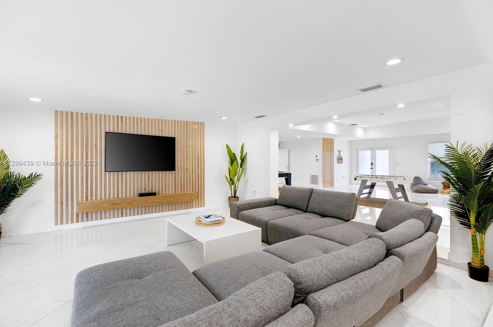 16520 35th Ave, Miami FL  33160-3817 exterior