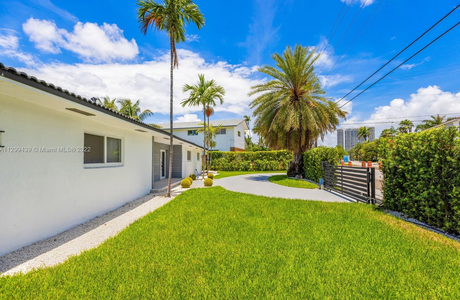 16520 35th Ave, Miami FL  33160-3817 exterior