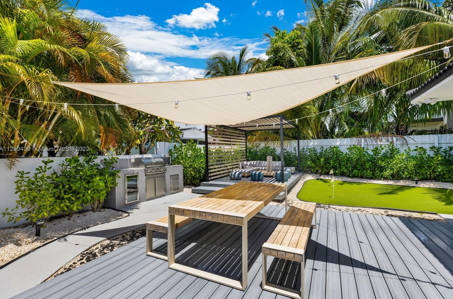 16520 35th Ave, Miami FL  33160-3817 exterior