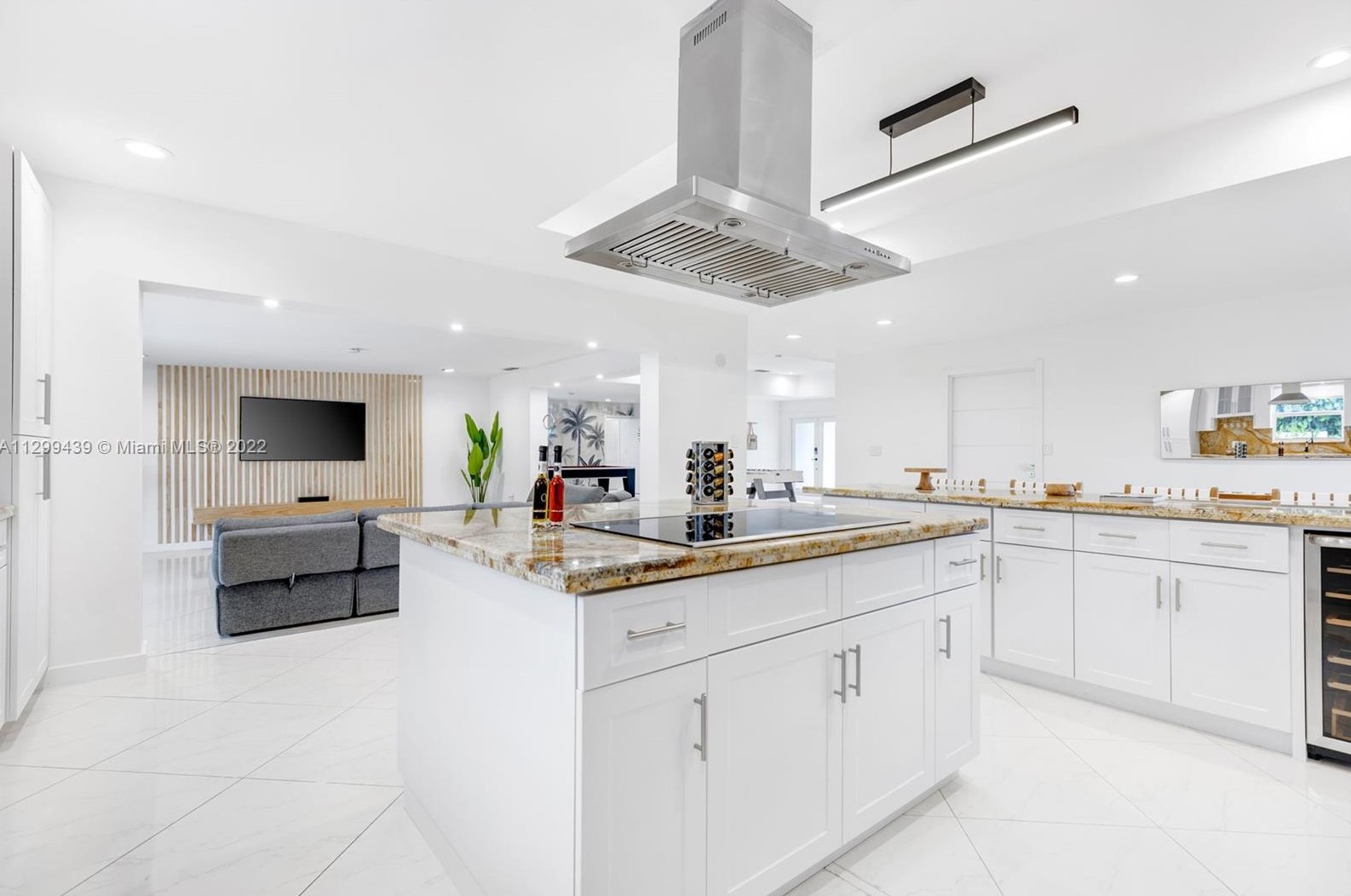 16520 35th Ave, Miami FL  33160-3817 exterior