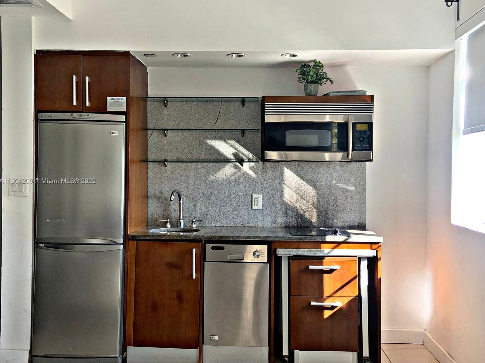 1036 Ocean Dr, Miami FL 33139-5014 exterior