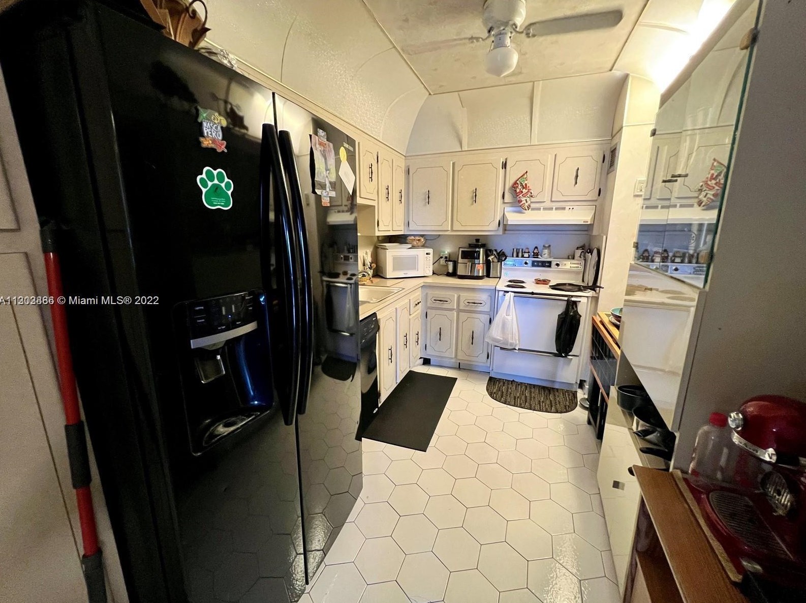 20100 Country Club Dr, Miami FL 33180-1672 exterior