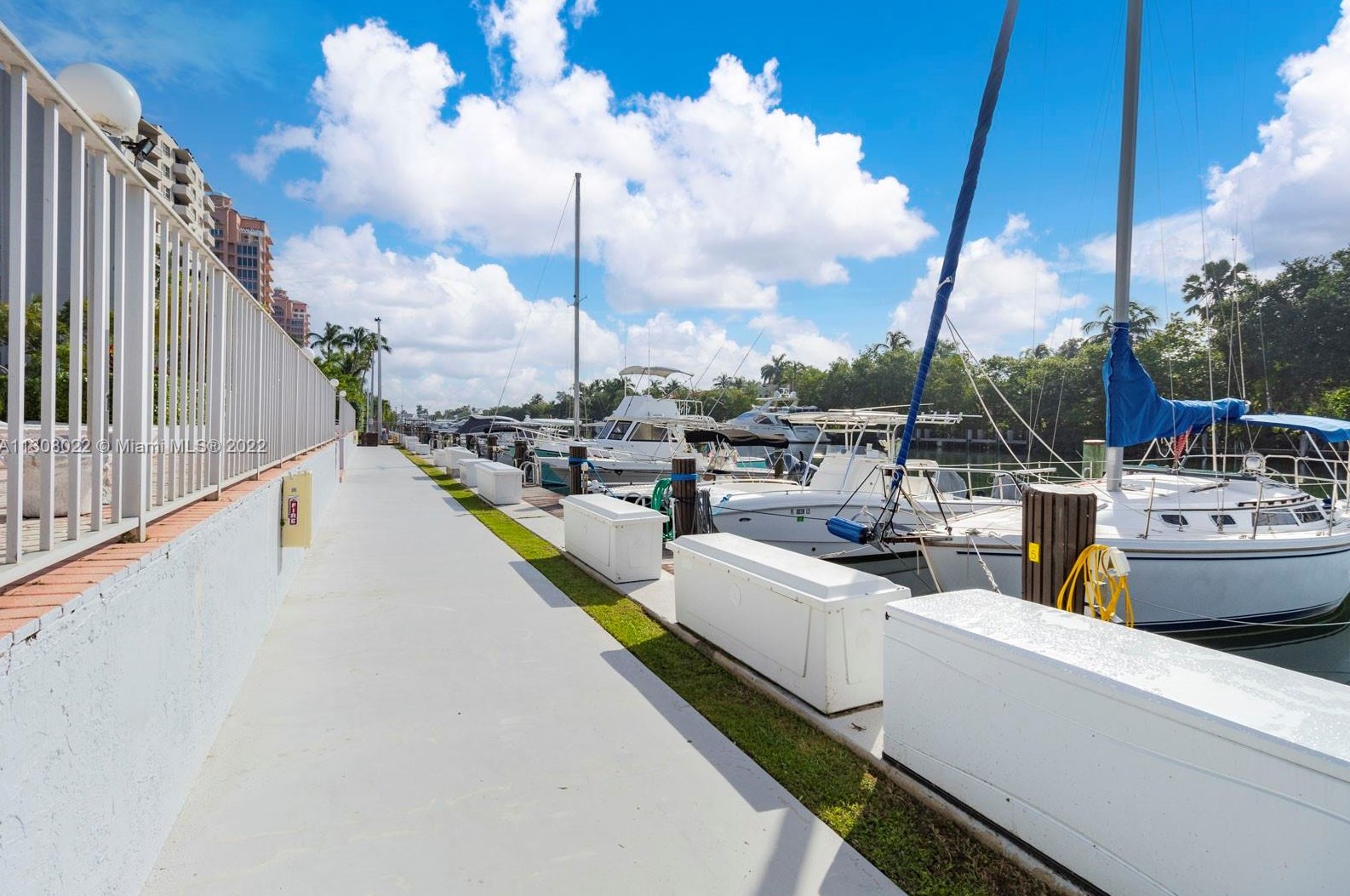 100 Edgewater Dr, Miami FL 33133-6950 exterior