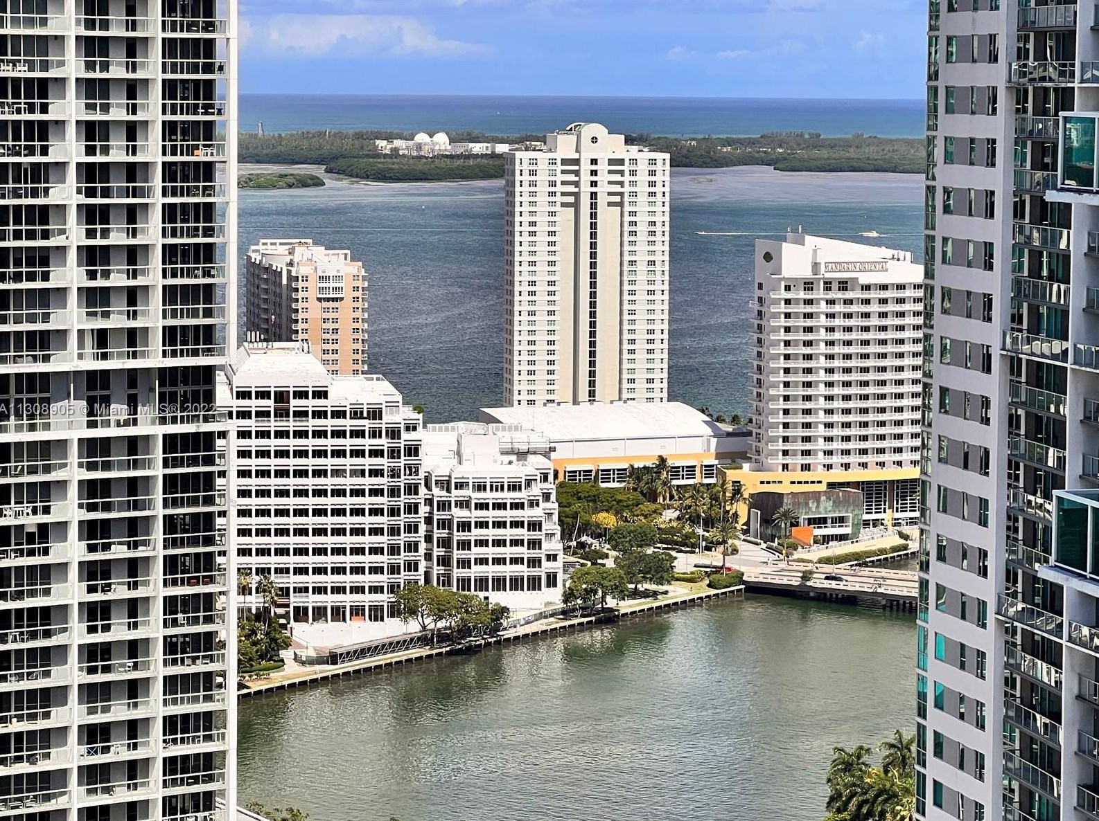 31 5th St, Miami FL 33131-2505 exterior