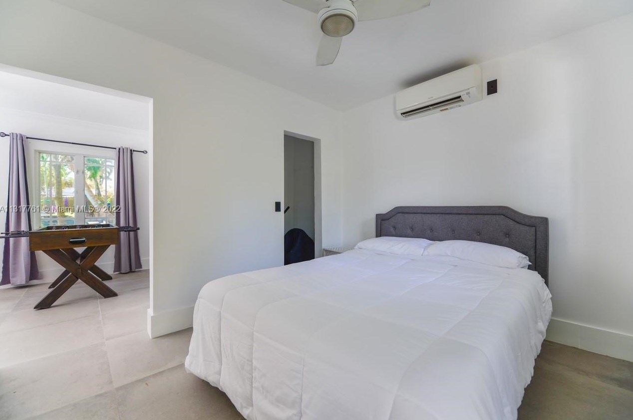 1033 Tyler St, Hollywood FL  33019-1303 exterior