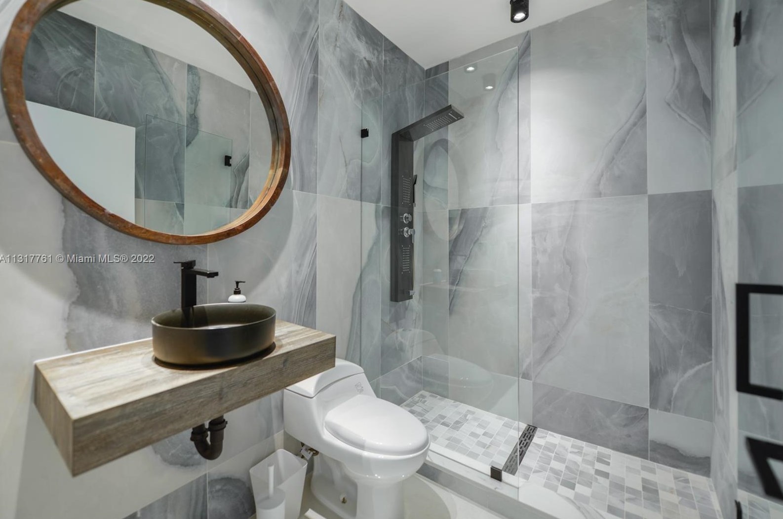 1033 Tyler St, Hollywood FL  33019-1303 exterior