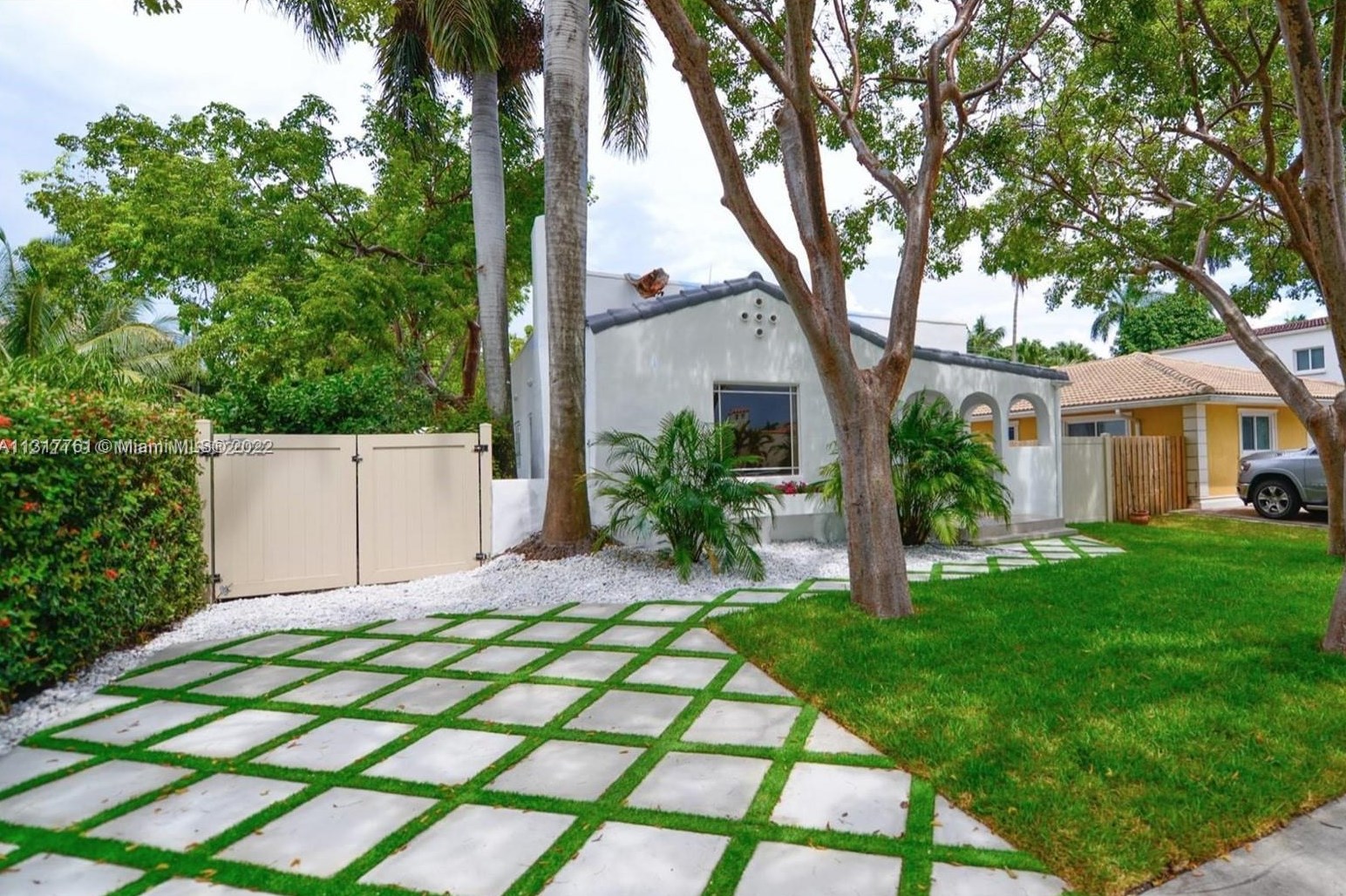 1033 Tyler St, Hollywood FL  33019-1303 exterior