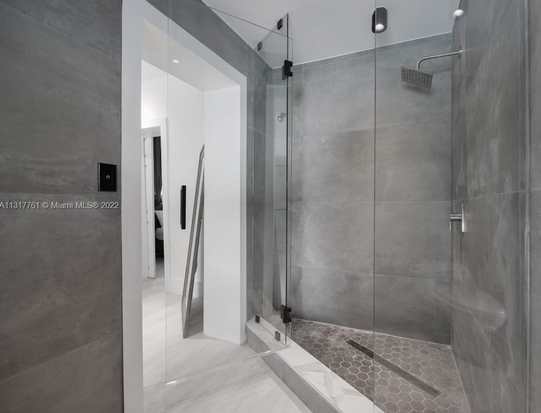 1033 Tyler St, Hollywood FL  33019-1303 exterior