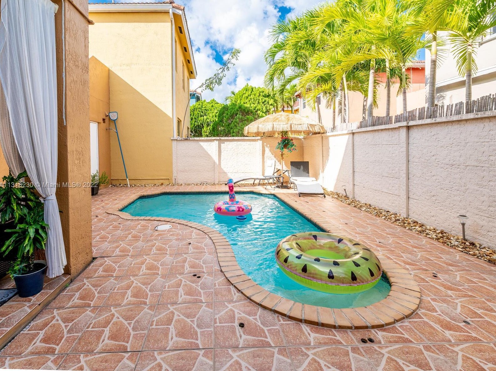 10813 51 Ln, Miami FL 33178-3562 exterior