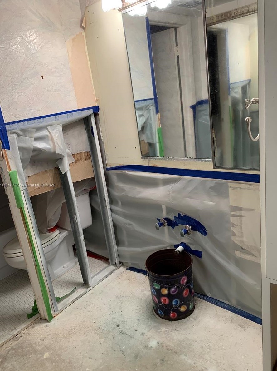 1000 Colony Point Cir, Hollywood FL  33026-2937 exterior