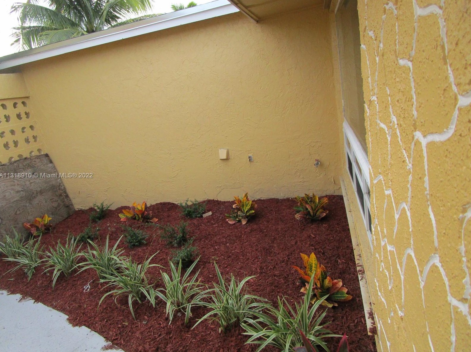 7773 Coral Blvd, Hollywood FL  33023-5862 exterior