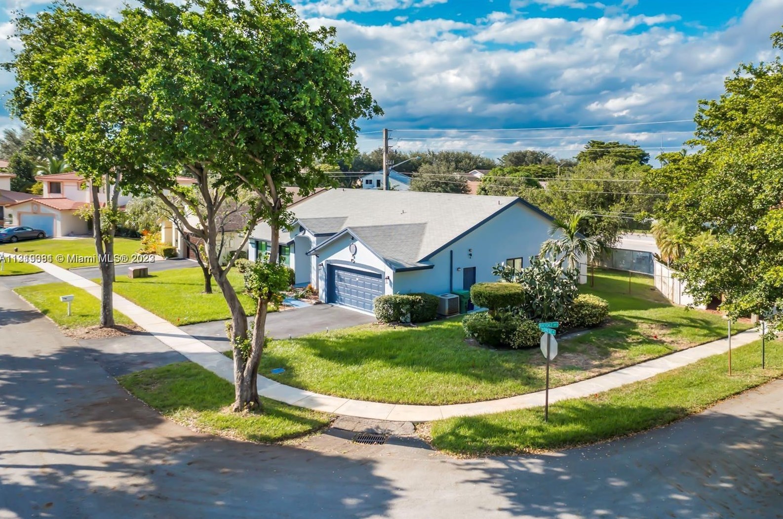 9801 Forest Dr, Hollywood FL  33025-4415 exterior