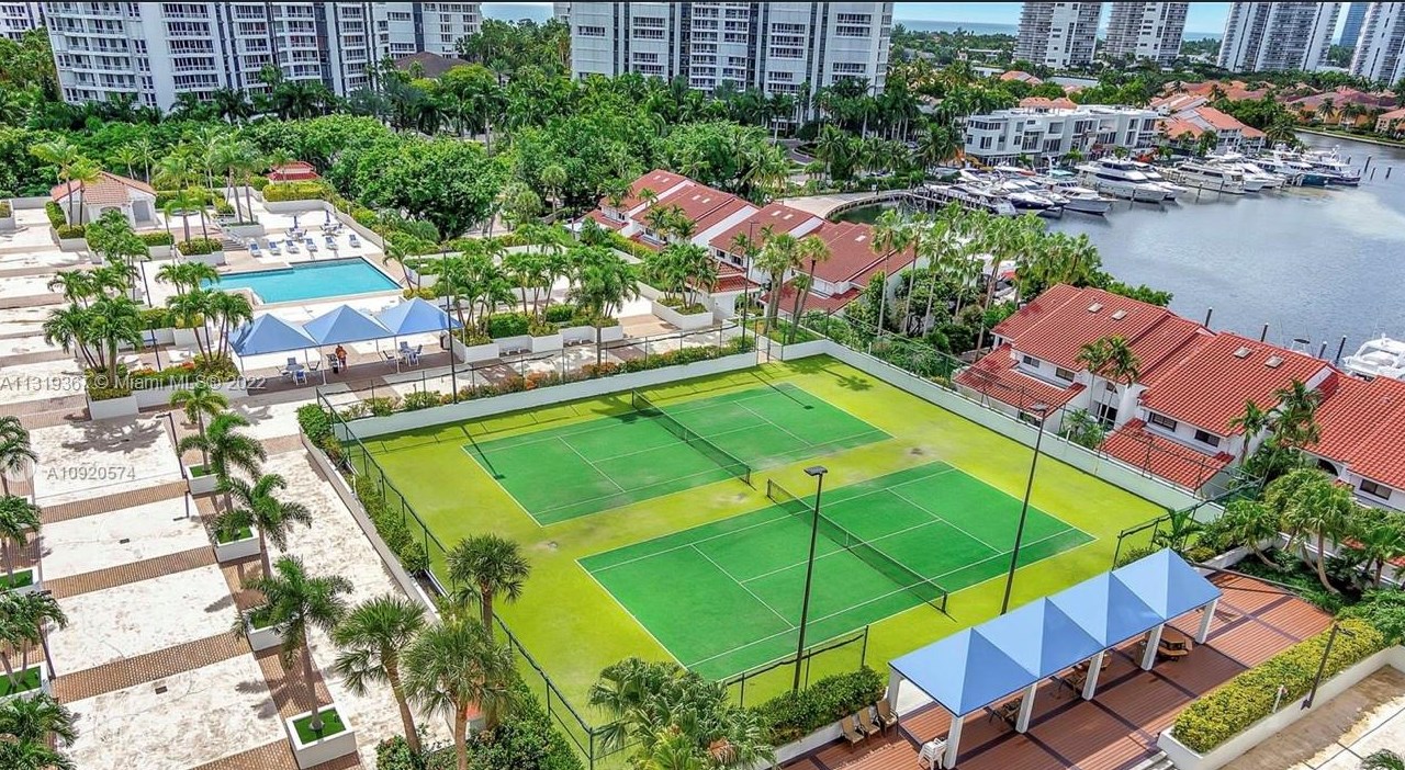 3610 Yacht Club Dr, Miami FL  33180-3500 exterior