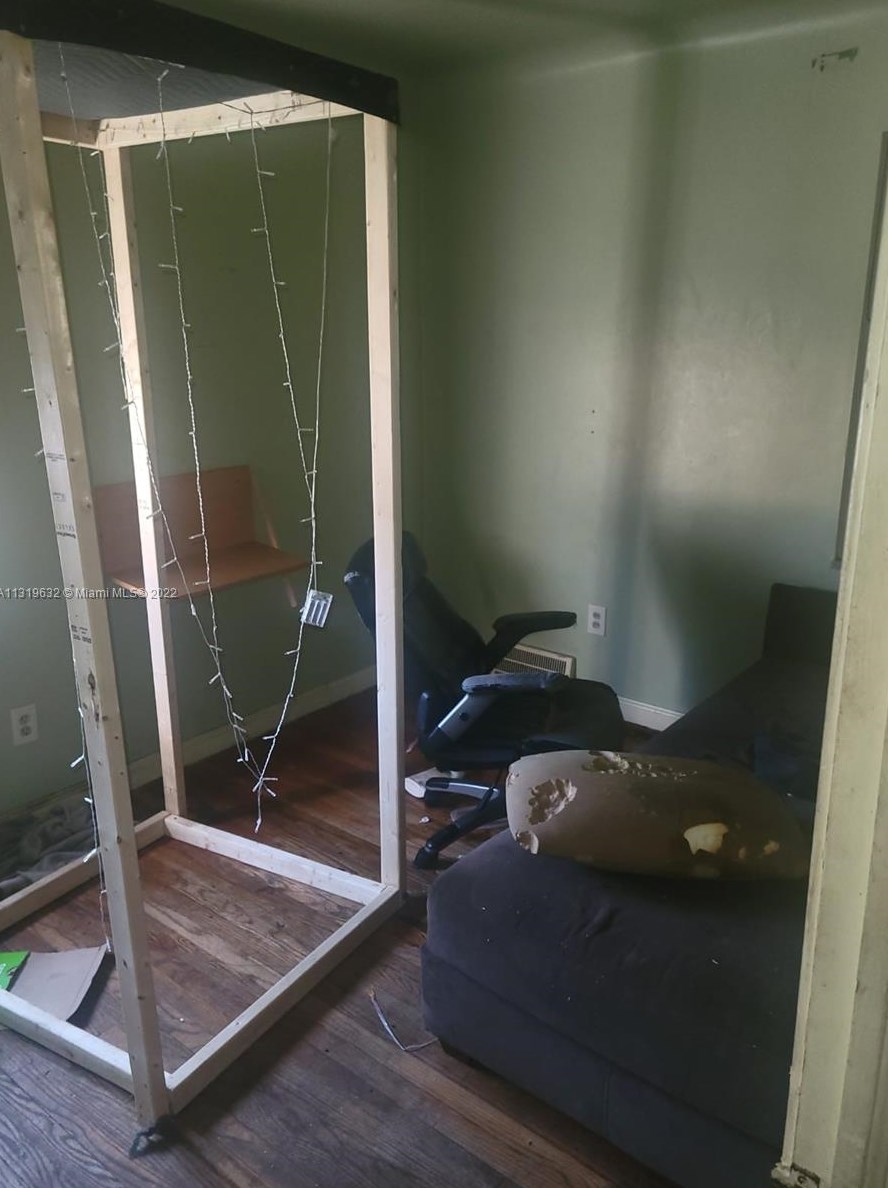 8076 Sussex St, Detroit MI  48228-2247 exterior