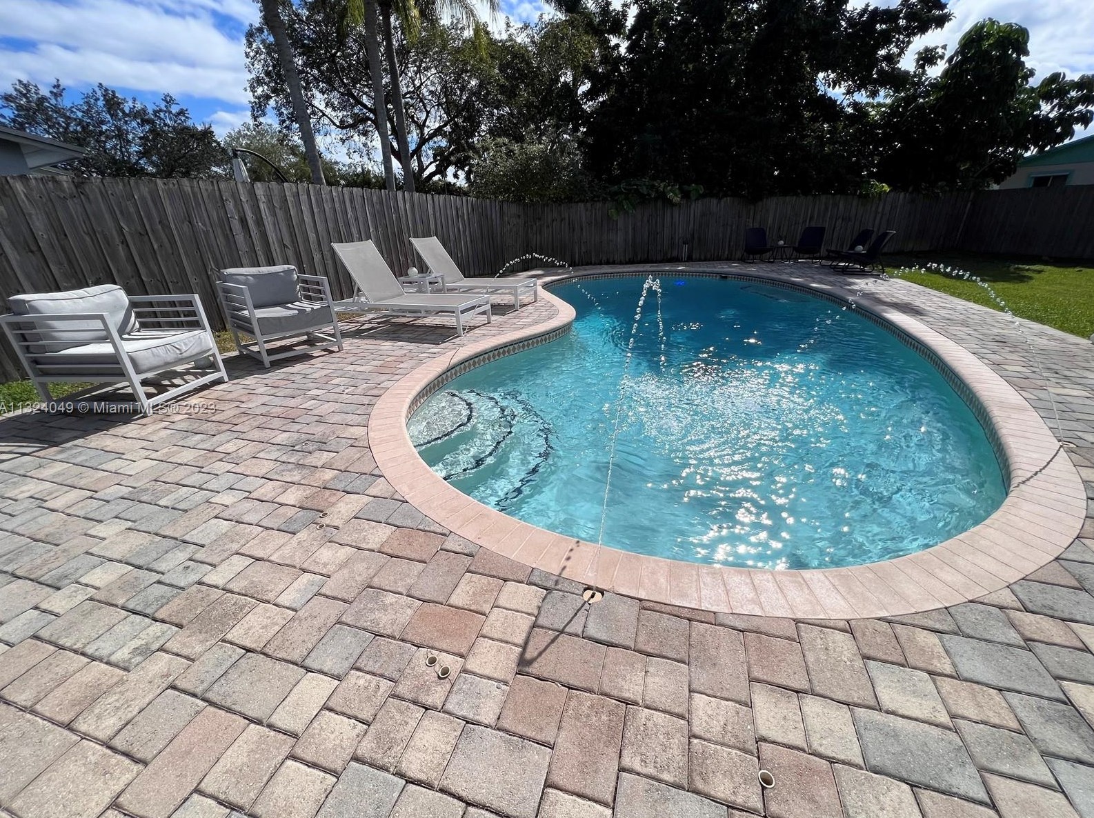 9470 Tiffany Dr, Miami FL  33157-7962 exterior