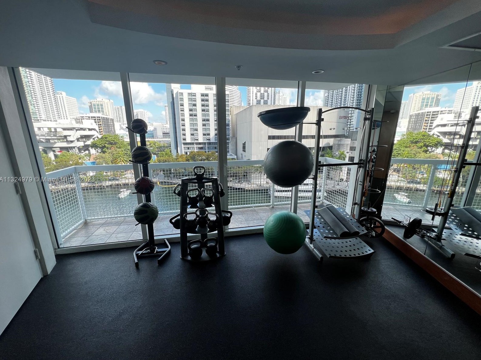 31 5th St, Miami FL 33131-2505 exterior