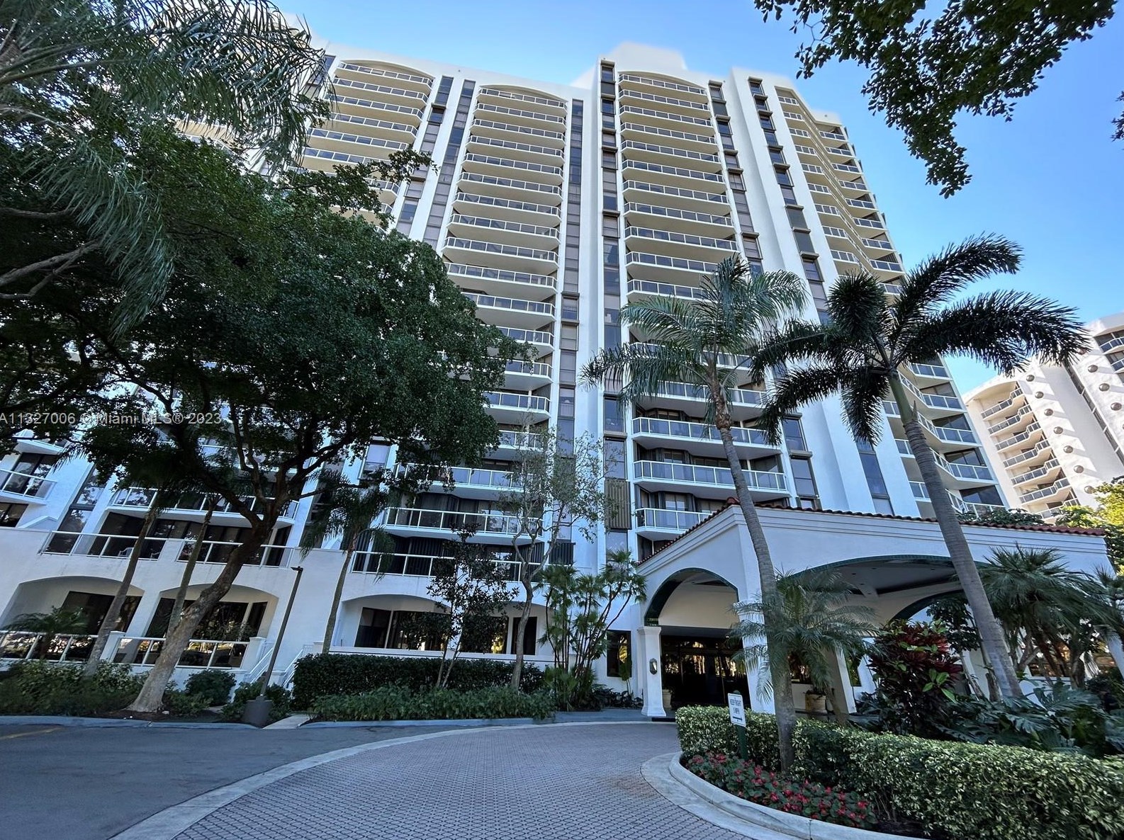 3640 Yacht Club Dr, Miami FL 33180-3505 exterior