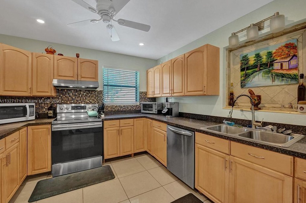 161 28 Ct, Boynton Beach FL 33435-7612 exterior