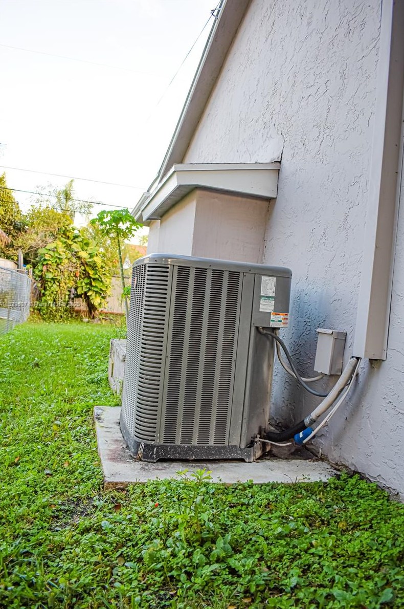 1901 96th Ave, Hollywood FL  33025-1910 exterior