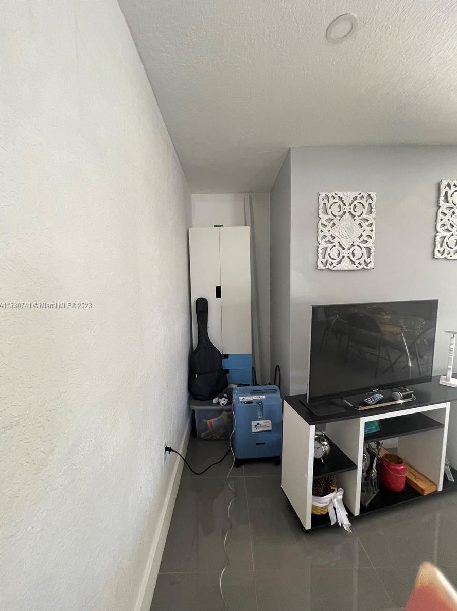 7840 Ramona St, Hollywood FL 33023-2460 exterior