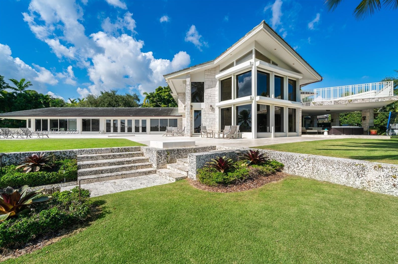 550 Arvida Pkwy, Miami FL  33156-2321 exterior