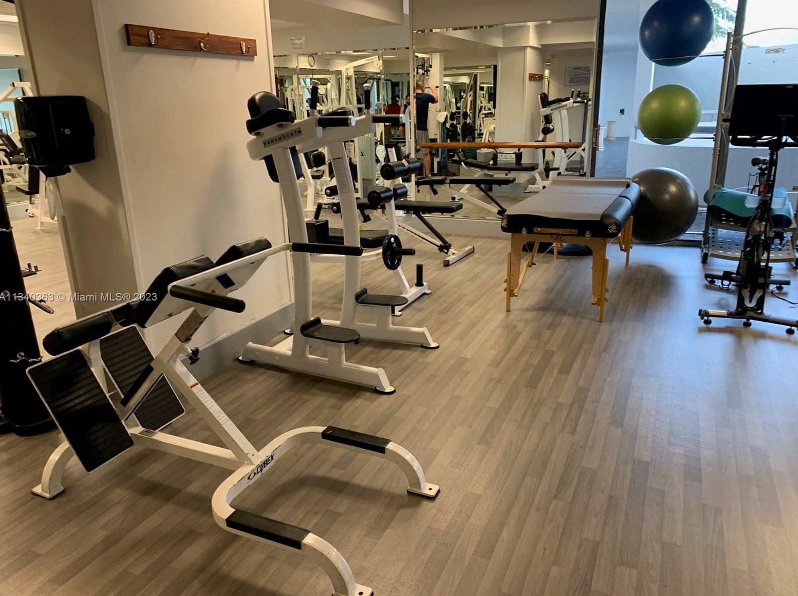 19707 Turnberry Way, Miami FL 33180-2797 exterior