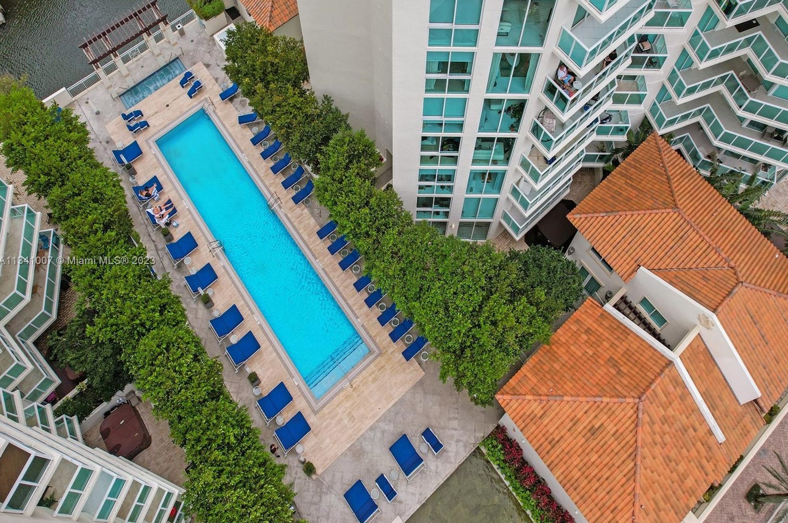 250 Sunny Isles Blvd, Miami FL 33160-4661 exterior