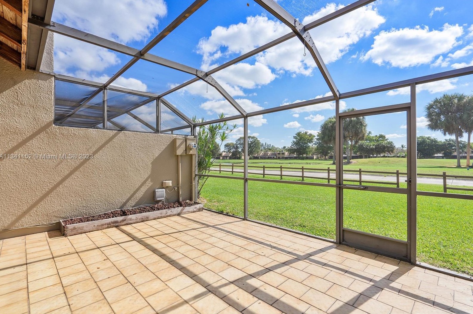 1471 Fairway Rd, Hollywood FL 33026-3039 exterior