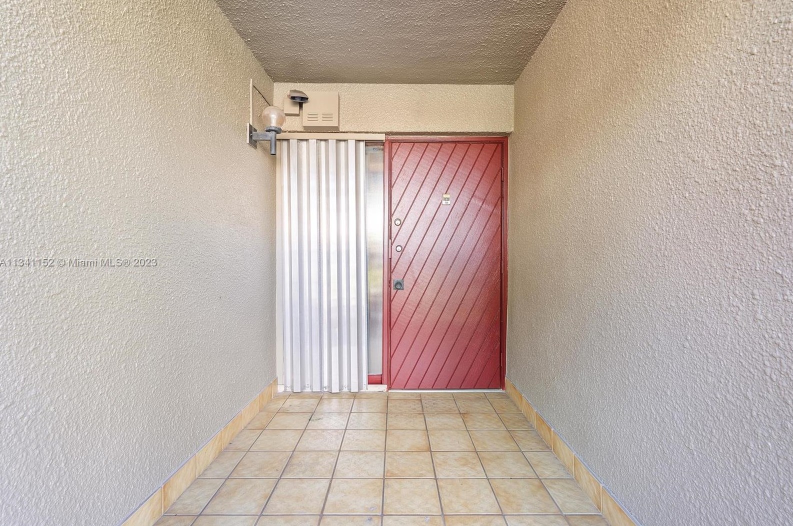 1471 Fairway Rd, Hollywood FL 33026-3039 exterior